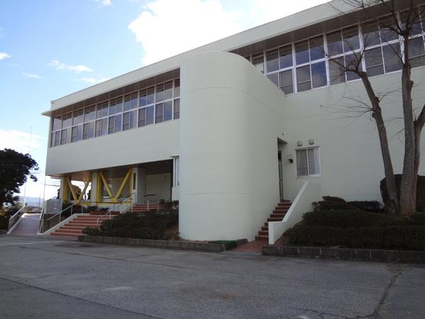 リニューアルされた体育館の外観の表の写真